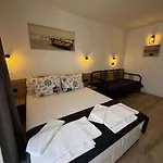 студия 310 и 312 на първа линия